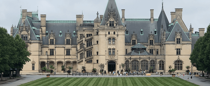 a front view of the biltmore estate